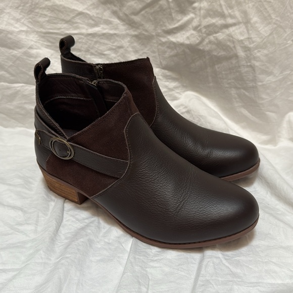 Women’s Skechers Air-Cooled Arch Fit Lasso dark brown ankle booties. Size 9.5 - Picture 5 of 14